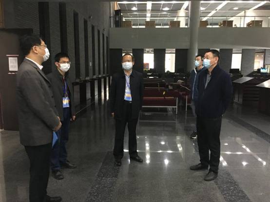 20200505丁校长检查图书馆1